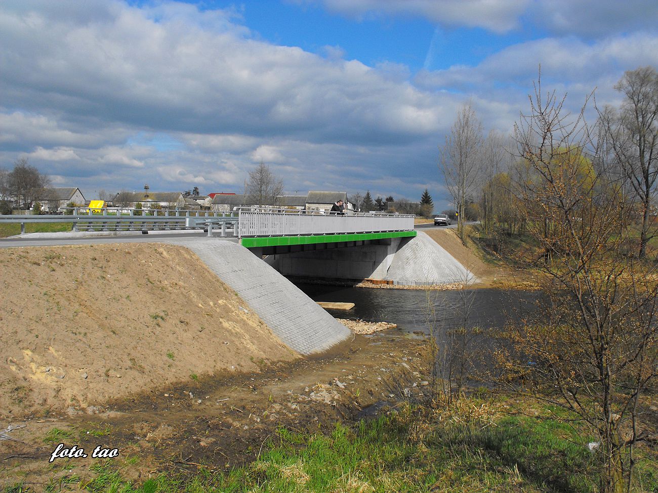 Most na rzece Skrwie czcy ukomie ze Stopinem. W oddali zabudowania Stopina, 19.04.2015 r.