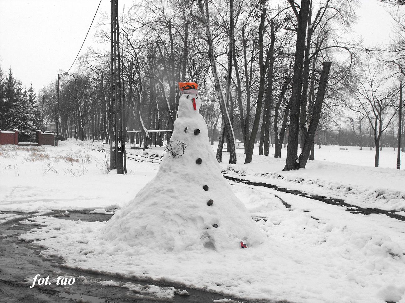 Tak wyglda tegoroczna wiosna - jest pikna, tylko suknia ze niegu. Dzieo powstao przy posesji koo Jezirek. Brawo!!! 1.04.2013 r.