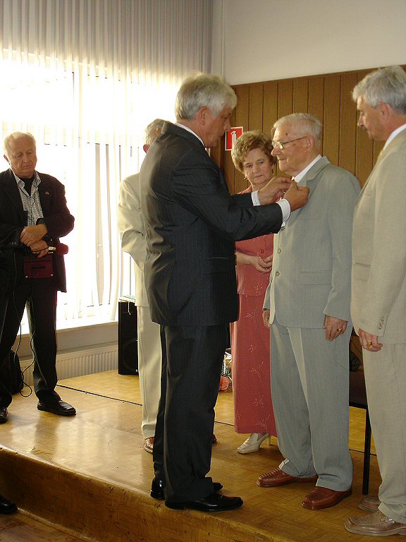 Stulecie Zenona Jankowskiego 27 sierpnia 2005r. - Jan Turski odznacza jubilata Orderem PRO MEMORIA.