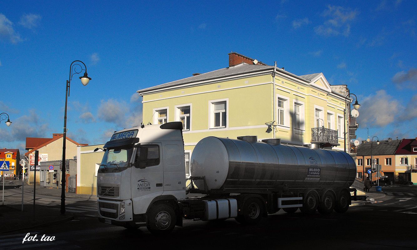Fotografując Stare Miasto w kadr wjechała autocysterna Firmy MEGA - jednej z największych przewoźników produktów mleczarskich w Polsce. Na zdjęciu Volvo - tak nowoczesne pojazdy Starówce nie zaszkodzą, styczeń 2015 r.