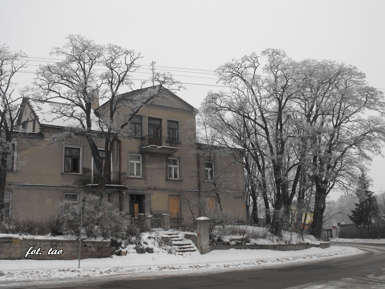 Styczniowy poranek. Opustoszaa kamienica w dawnej dzielnicy Czapin, 18.01.2016 r.