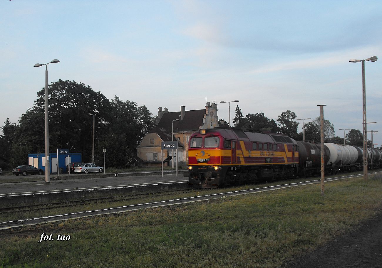 Stacja Sierpc. Przewoźnik RAIL nawet późnym wieczorem prowadzi składy z Orlenu Płock w kierunku Torunia, czerwiec 2016 r.