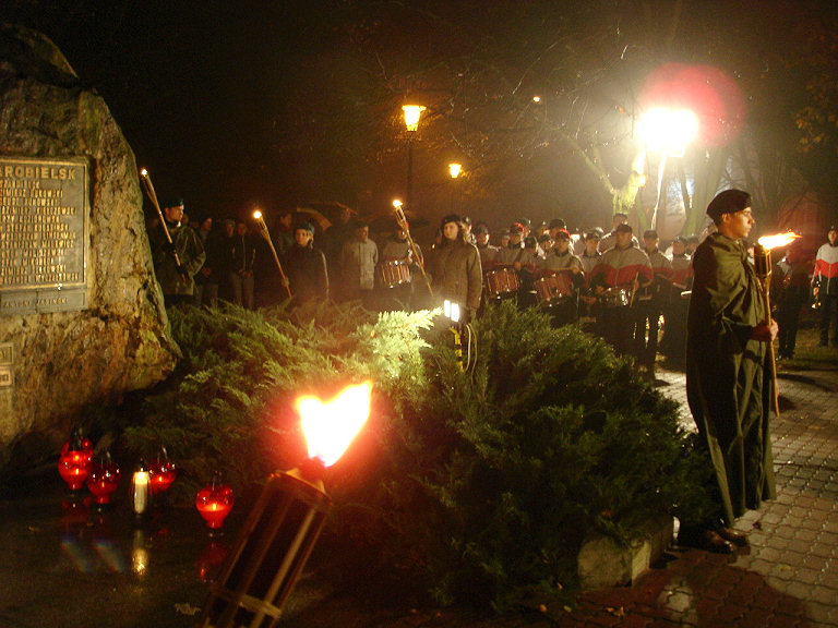 Z tyu Orkiestra Dta OSP pod dyrekcj Michaa Gowackiego.