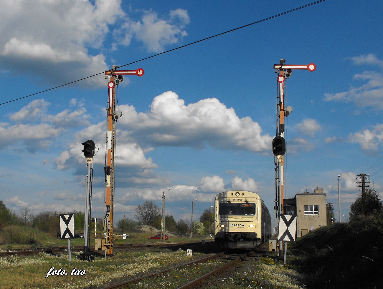 Stacja Sierpc. Pocig osobowy Arriva mija nastawni wykonawcz zachodni i jak zawsze punktualnie dojedzie do Torunia, maj 2015 r.