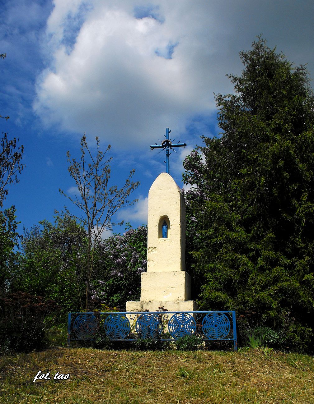 Kapliczka na rozdrou w Suocinie, maj 2015 r.