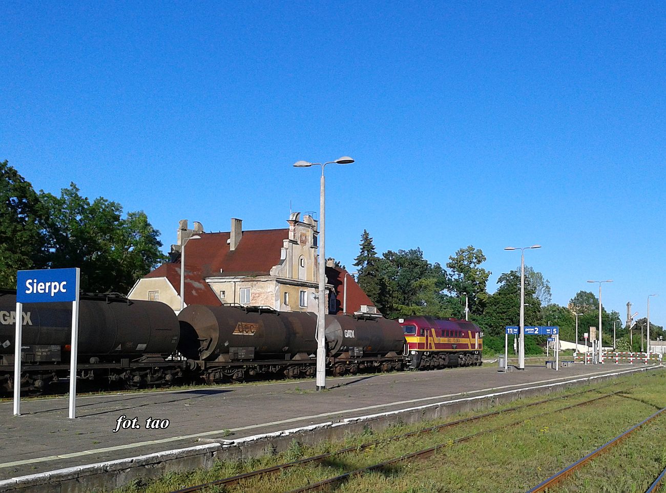 Stacja Sierpc. Skad towarowy rusza w kierunku Orlen Pock, czerwiec 2016 r.