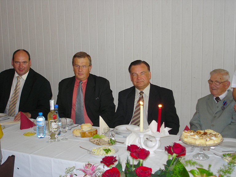 Stulecie Zenona Jankowskiego 27 sierpnia 2005r. - honorowe miejsce przy stole z Jubilatem (z prawem) zajmowali (od lewej) Piotr Zgorzelski, Marek Komider i Adam Struzik.