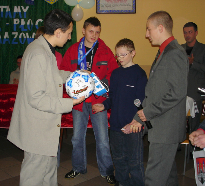 Jedn z nagrd w konkursie wiedzy o <i>Wile</i> Pock bya pika z autografami graczy.