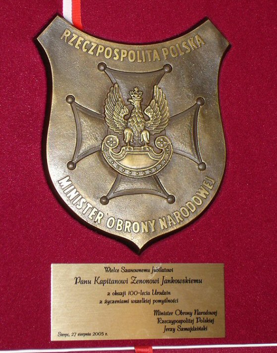 Stulecie Zenona Jankowskiego 27 sierpnia 2005r. - Ryngraf, prezent od Ministra Obrony Narodowej, Jerzego Szmajdziskie­go. 
