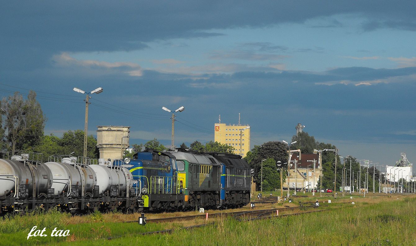 Stacja Sierpc. Rzadki widok na naszej stacji - zestaw trzech lokomotyw ST-44, ST-44, SM-42 w skadzie cystern do Orlen Pock, 20.06.2014 r.