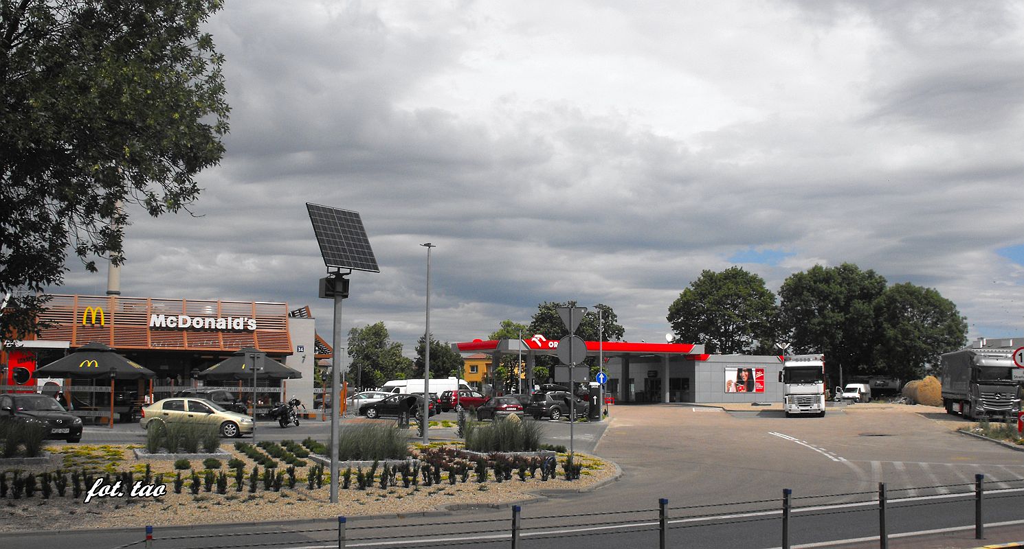 Kolejna stacja paliw ju czynna. Na zdjciu stacja paliw Orlen przy ul. Kociuszki, po przebudowie w 2015 r. Okoliczni sprzedawcy zgrzytaj zbami, bo kompleks Orlen-McDonald's  to najsilniejszy konkurent w klasie obsugi i jakoci, lipiec 2015 r.