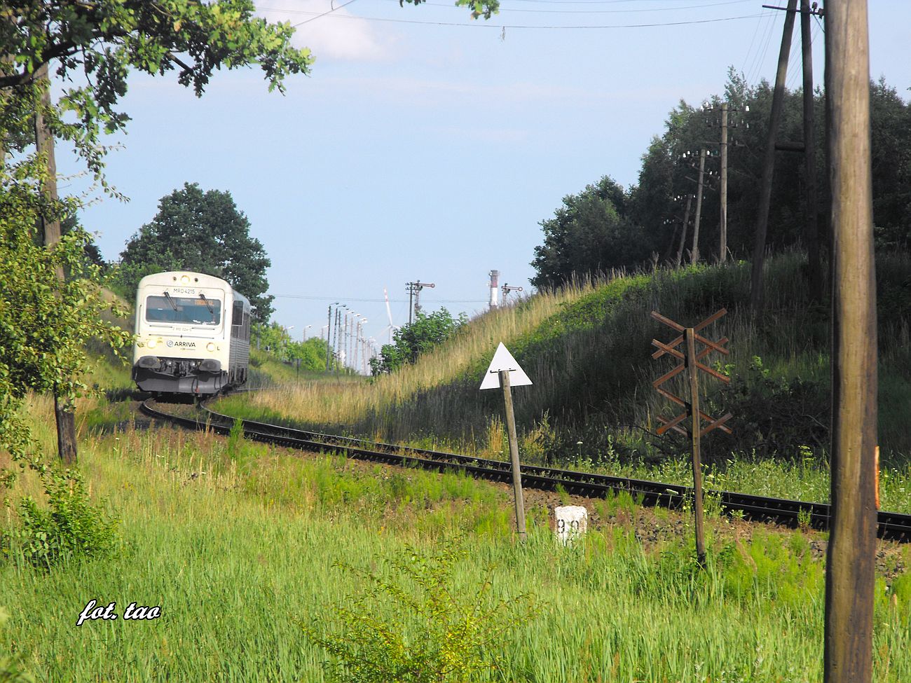 Pociąg osobowy Arriva pokonuje łuk w Mieszczku, lipiec 2015 r.
