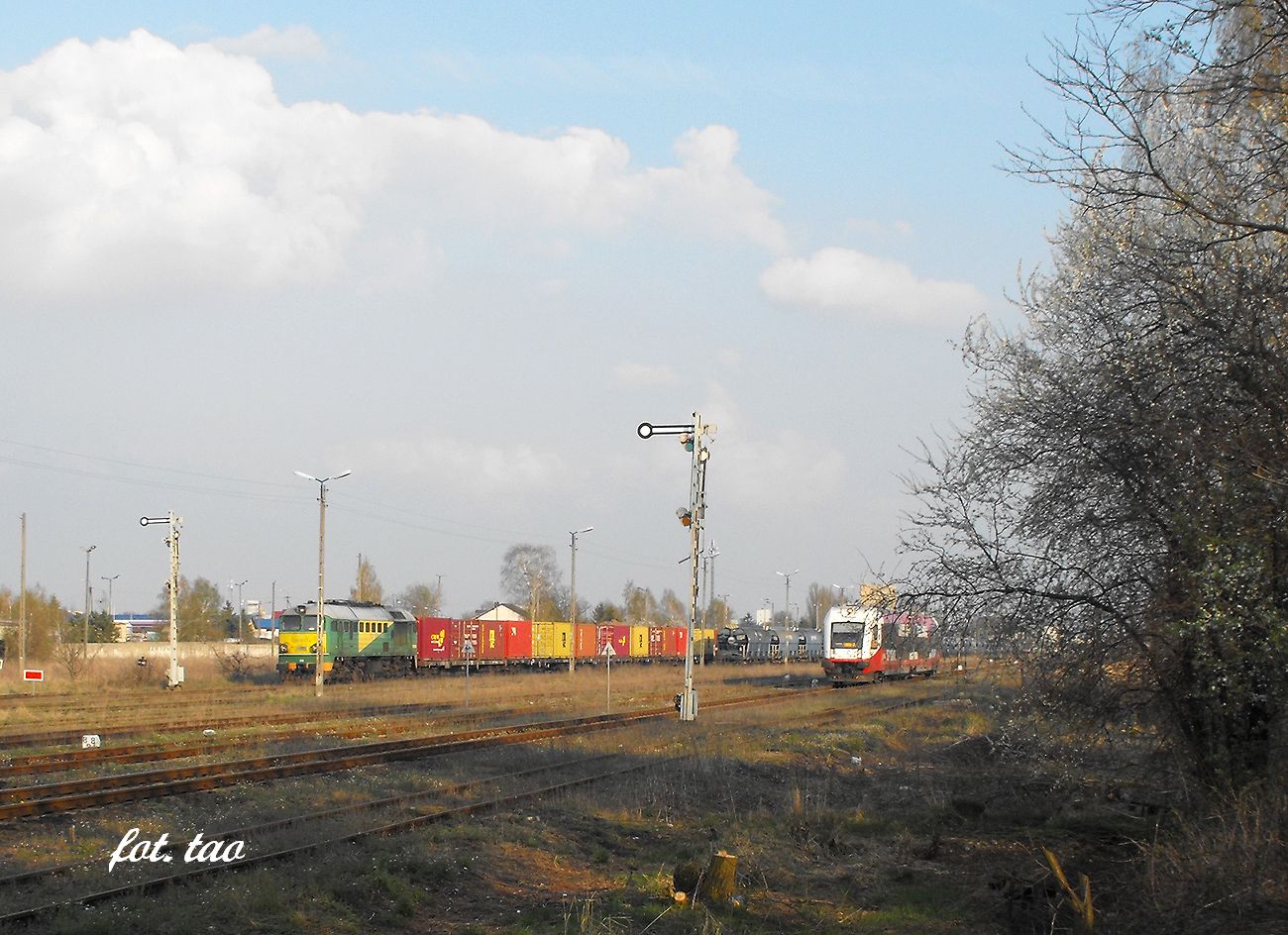 Stacja Sierpc. Bardzo rzadko na naszej stacji mona zobaczy skady towarowe inne ni cysterny z Orlenu. Na foto skad kontenerw w kierunku do Torunia i skad specjalny do przewozu cukru oczekuje 