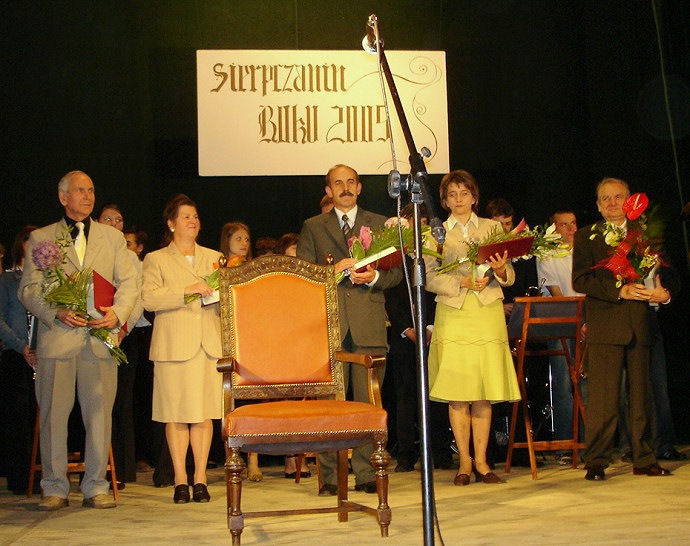 Wszyscy nominowani do tytuu <i>Sierpczanina  Roku 2005</i>: Kazimierz Czermiski, Barbara Gil, Micha Gowacki, w zastpstwie Pawa Sekulskie­go-jego  ona oraz Tadeusz Stelmaski.