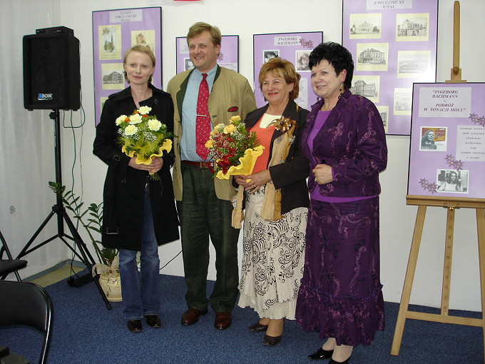 Aktorka Aleksandra Boek, ktra czytaa wiersze austriackiej poetki; Dyrektor Austriackiego Forum Kultury w Warszawie dr Walter Maria Stojan; Radna Sejmiku Mazowieckiego Aleksandra Obrbska; Dyrektor MBP Maria Winiewska.