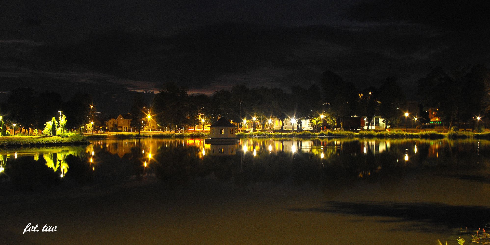 Park Jezirka noc. Na wodzie domek - symbol parku w nowej lokalizacji, 23.07.2014 r.