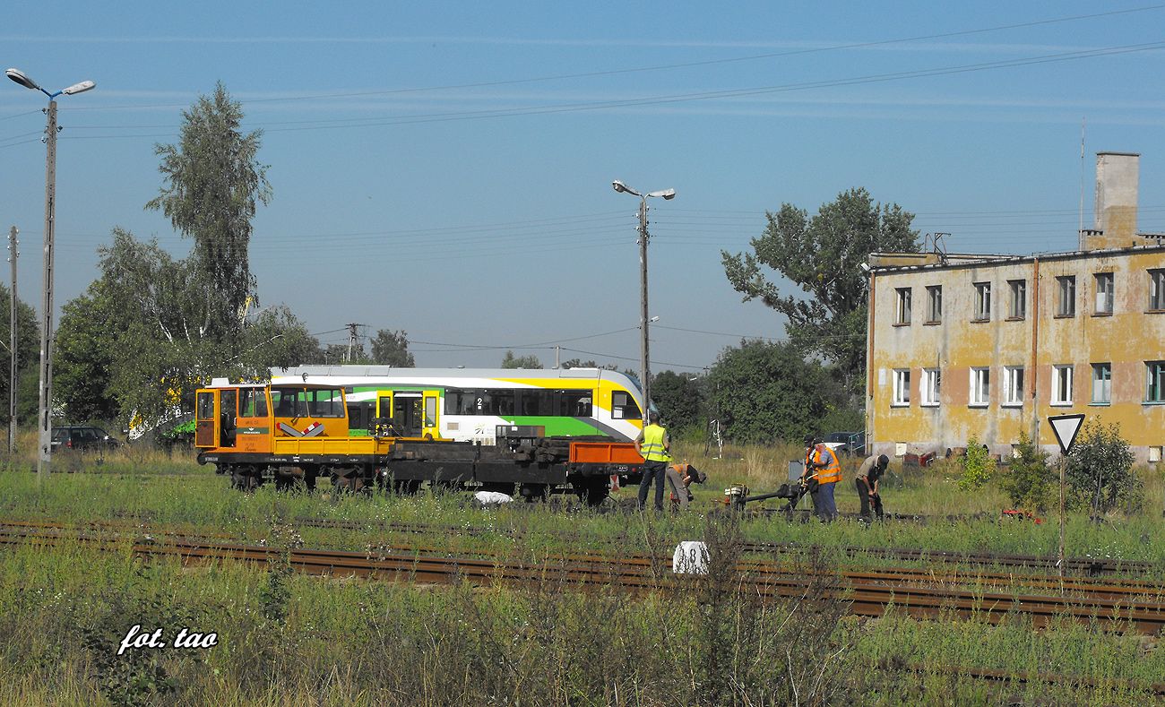 Prace torowe na stacji Sierpc. W gbi ostatni budynek z kompleksu 