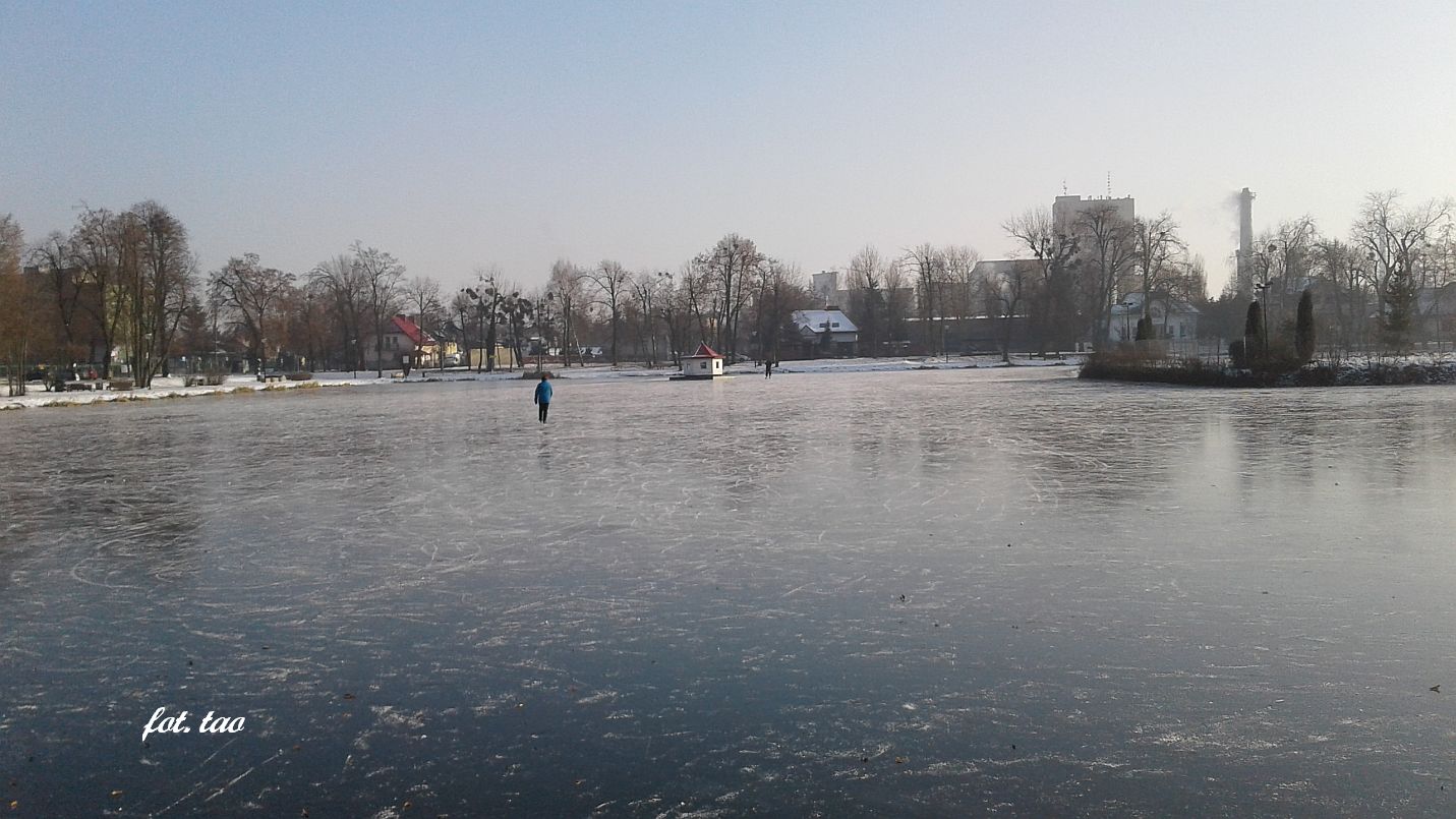 Kilka dni styczniowego mrozu i... lodowisko jak z bajki. Szklana powierzchnia lodu zaprasza do uprawiania sportw zimowych. Taki ld zdarza si raz na kilka lat, pikny prezent od 