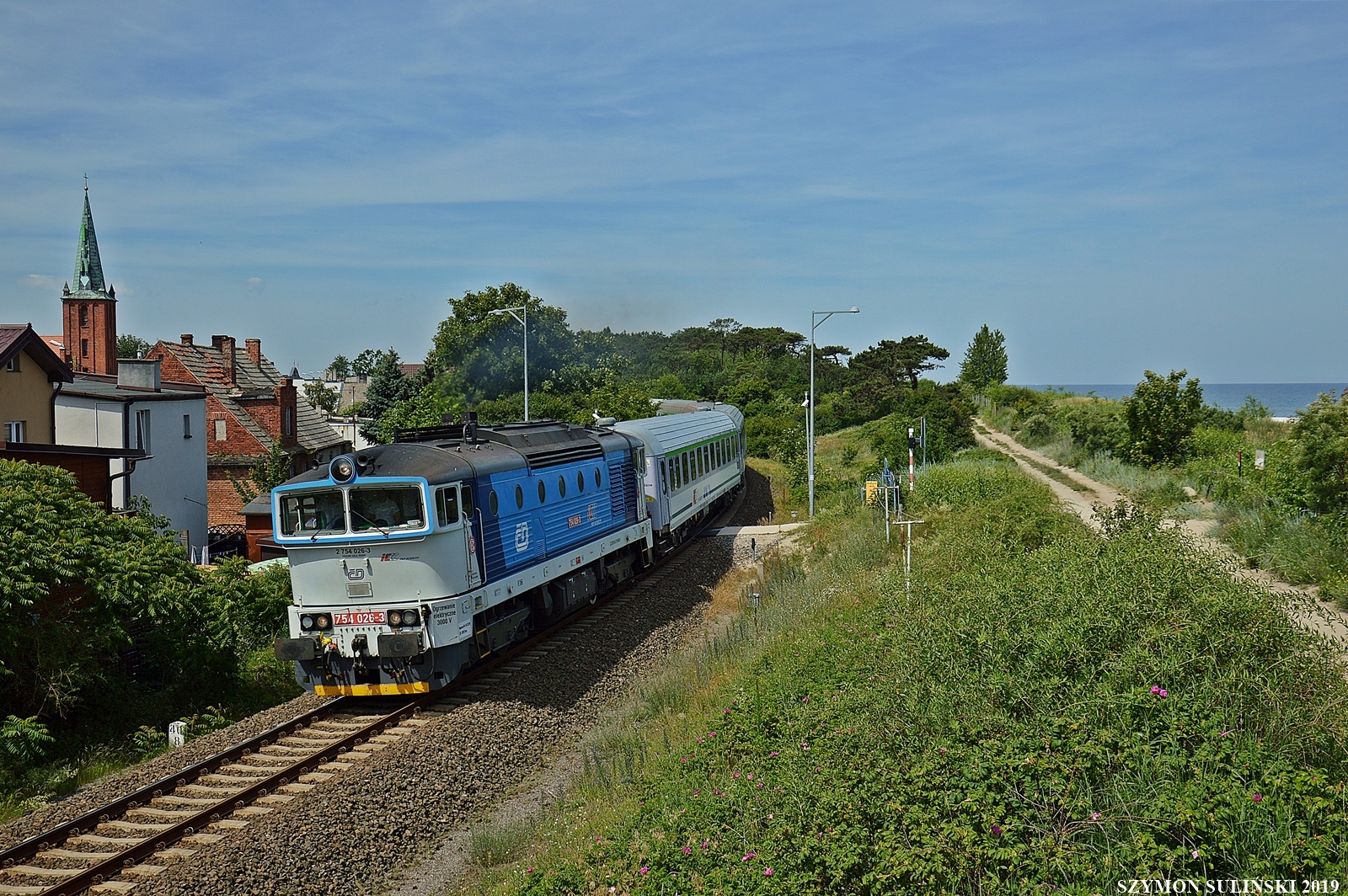 Lokomotywa 754 026-3 dzierawiona przez PKP Intercity od Kolei Czeskich wyjeda ze stacji Kunica z pocigiem EIC 1541 Jantar relacji Warszawa Zachodnia – Hel. Takie lokomotywy planowane s do obsugi pocigu TLK Flisak, 25.06.2019 r.