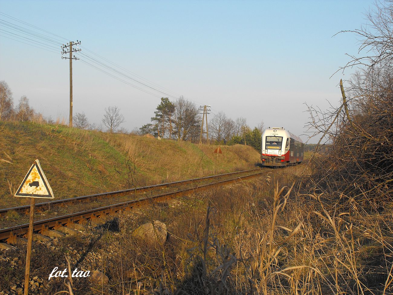 Szynobus na szlaku do Torunia na wysokoci Suocina. Na znaku czarny samochodzik - to znaczy, e pocig zblia si do przejazdu i trzeba da sygna ostrzegawczy, 11.04.2014 r.