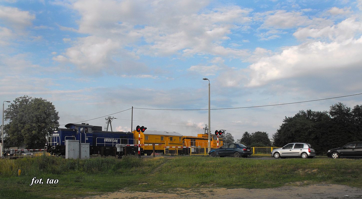 Stacja Sierpc. Widok na przejazd kolejowy na ul.Piastowskiej. W stron Nasielska podaj lokomotywy typu SM42 ze skadw gospodarczych pracujcych na szlaku Pock-Kutno czerwiec 2016r.