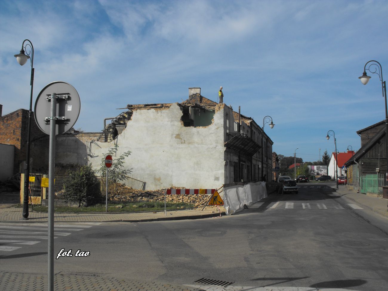 Sierpecka Starwka. Sierpeccy historycy walczyli o ratunek drewnianej zabudowy dzielnicy, wic uszanowano ich wol i zabrano si za budynki murowane. Na zdjciu rozbirka budynku gdzie miecia si drukarnia, wrzesie 2015 r.