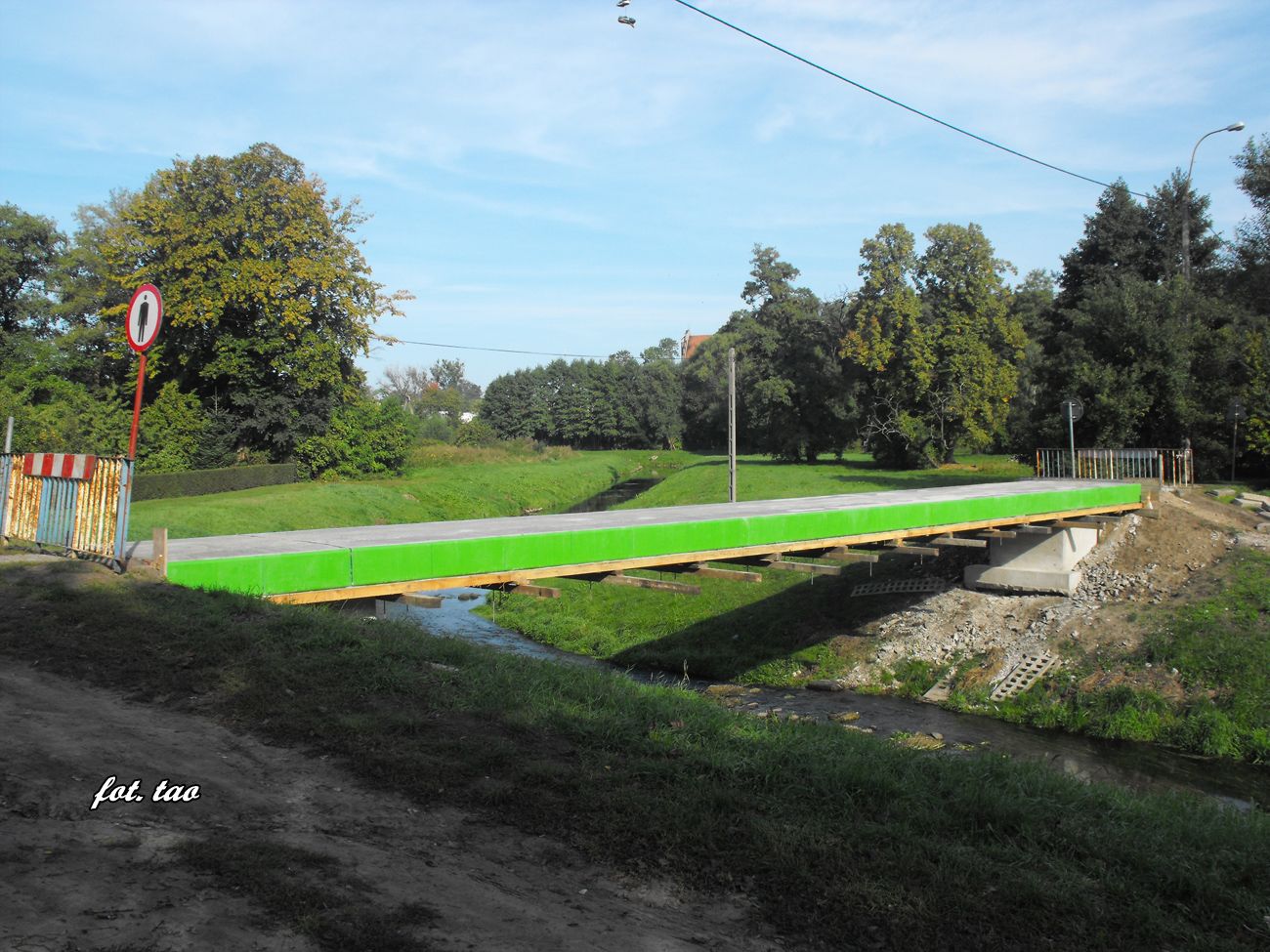 Mostek (za Far) ju prawie gotowy, wrzesie 2015 r.