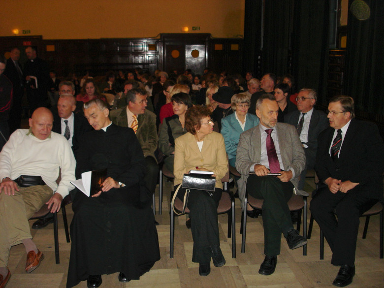 Sala widowiskowa Domu Kultury w caoci wypeniona widzami.