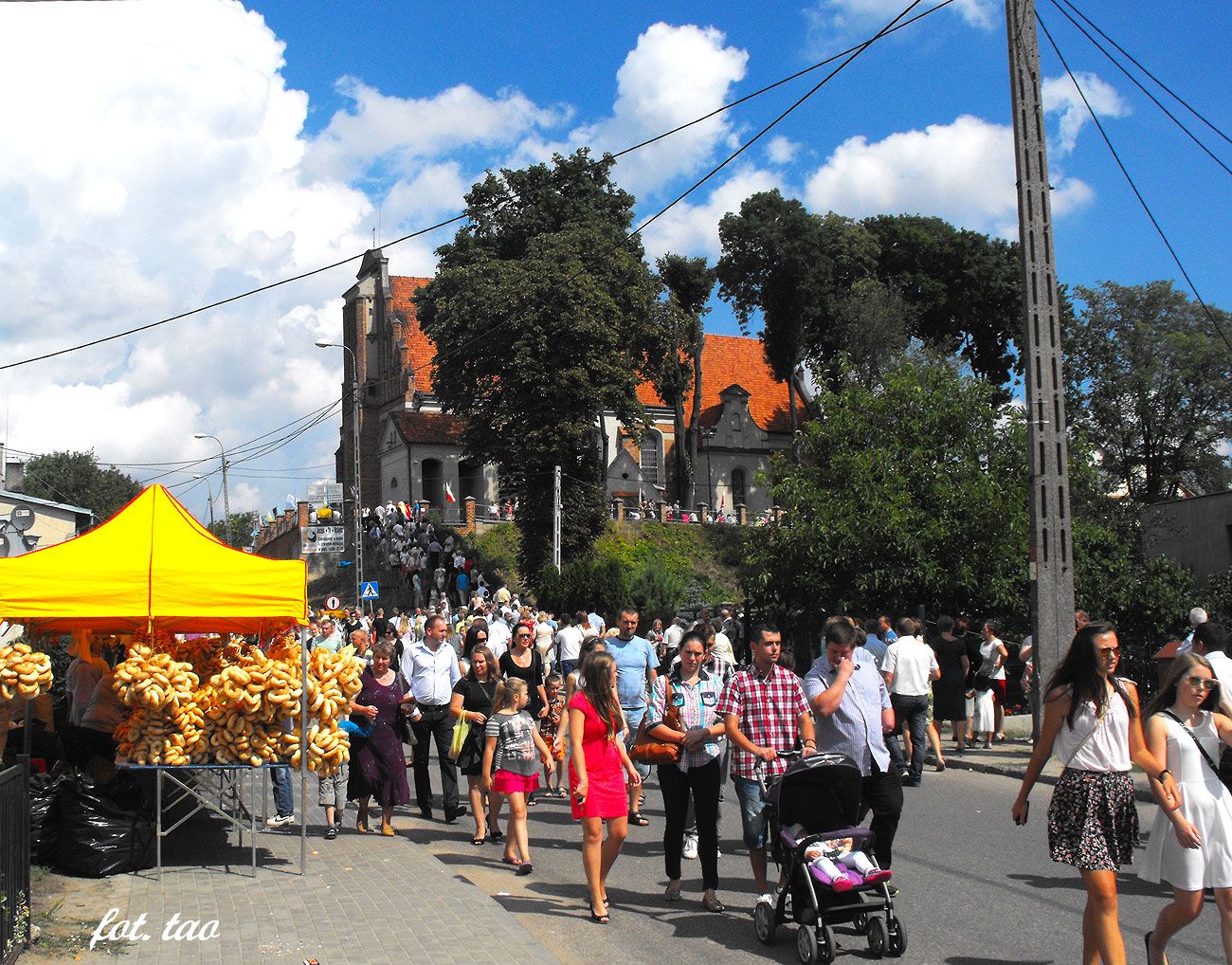 Widok na wzgrze Loret-Klasztor w odpustowe przedpoudnie, 15.08.2014 r.