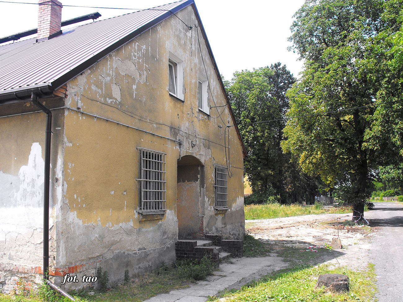 Stacja Sierpc. Ponure wejcie, w oknach kraty w budynku tu przy dworcu PKP. Czy to jeszcze pamitamy? ...nie, nie to nie bar, w tym budynku mieci si posterunek MO. Jak wida na fotografii zaczto remont tego obiektu, a moe i dworzec te si doczeka dobrych dni i 