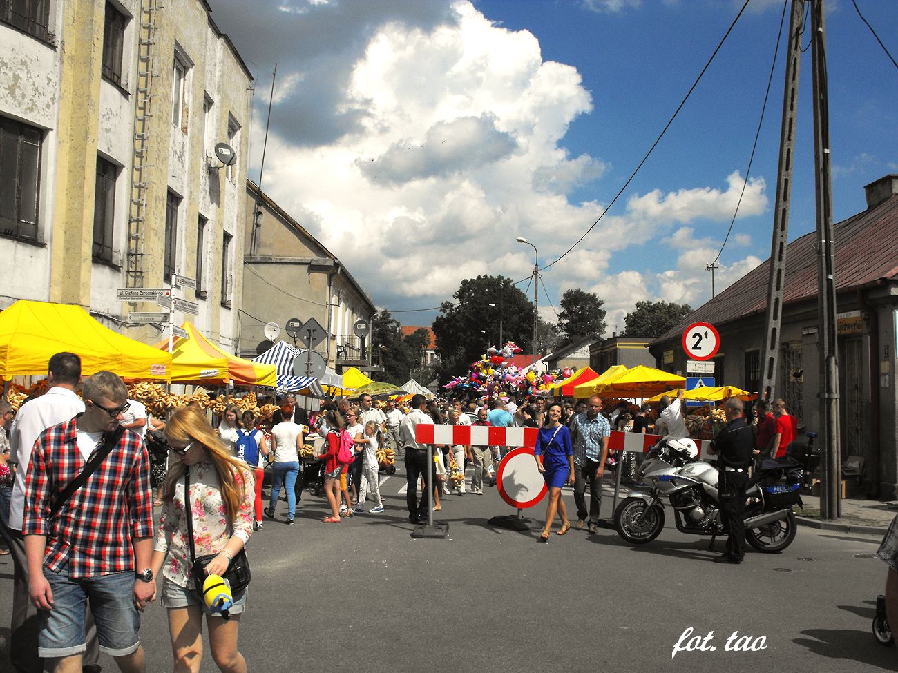 Jak co roku i tylko w tym dniu odpustu 15-sierpnia, ul.Wojska Polskiego przeywa wielkie oblenie ptnikw i odpustowych handlowcw.