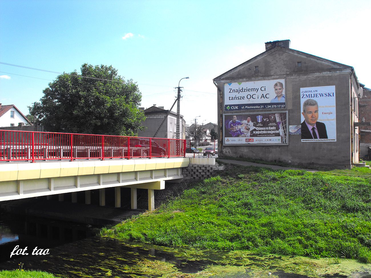 Widok na ul. 11-go Listopada. Na budynku chyba ju akcja wyborcza bo z billboardu umiecha si do nas prezes sierpeckiego ugrupowania AC. Jak wiemy AC jest cenione wysoko w rodowisku lokalnym. Obok umiechnita pani oferuje, e znajdzie nam tasze AC. To na kogo mamy gosowa?, 22.08.2014 r.