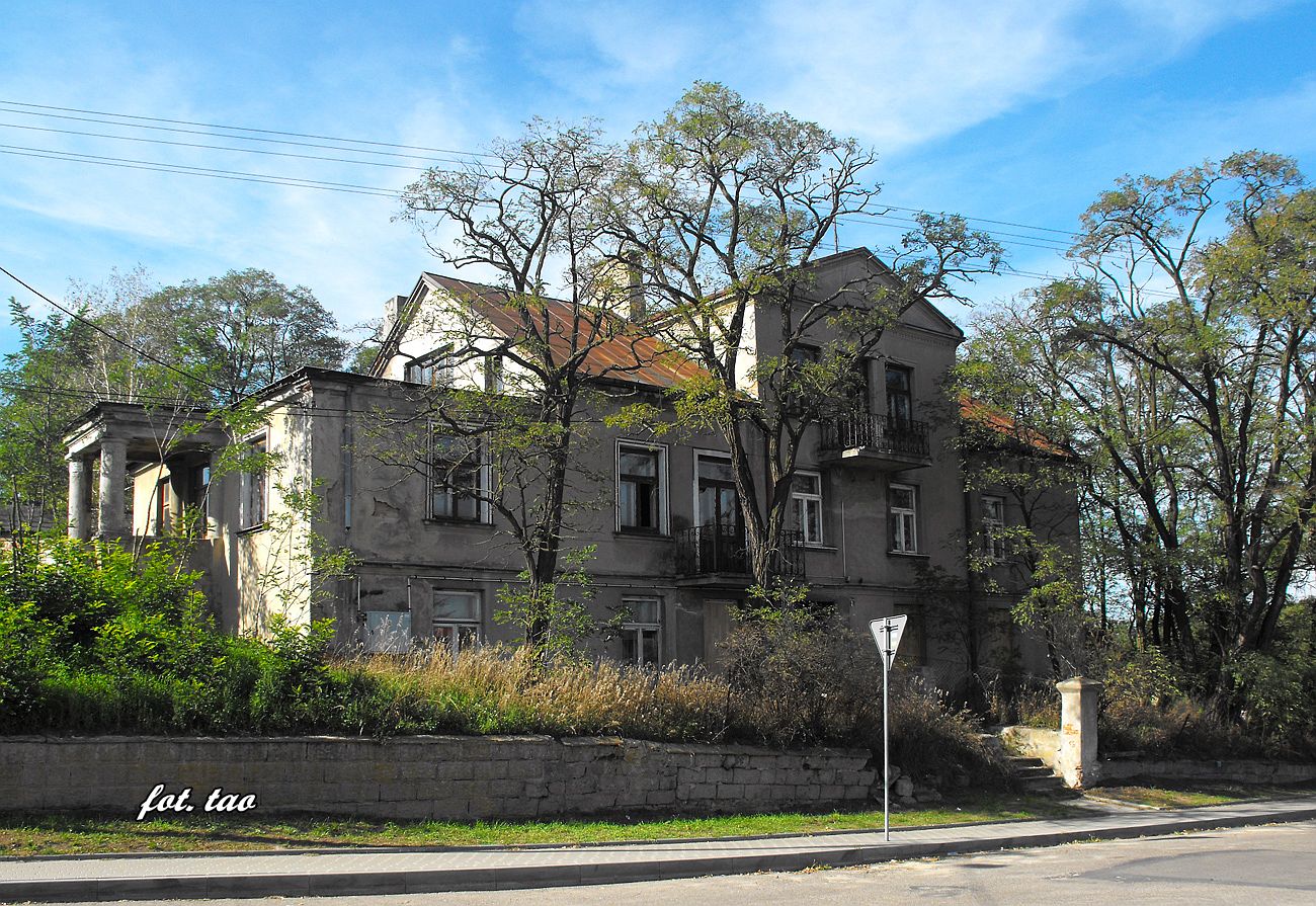 Bardzo niepostrze­enie  znikaj zabytkowe budynki naszego Sierpca. Szybki rozwj i pd ludzi do wygody spowodowa, e s nikomu niepotrzebne. Na zdjciu kolejna pera sierpeckiej historii. Jest to przedwojenna kamienica rodziny Kasperskich znajdujca si w sercu dzielnicy Czapin, na uku ul. eromskiego. Na owe czasy bardzo nowoczesna, z tarasami, balkonami i przepiknym parko-ogrodem. Jeszcze nie tak dawno ttnia yciem, a dzi samotnie niszczeje nikomu niepotrzebna, 3.10.2015 r.