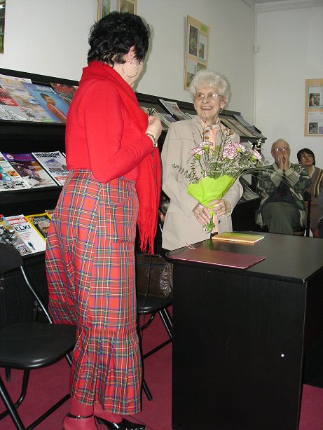 Kwiaty i yczenia dla pani Mieczysawy Starociak od dyrekcji Miejskiej Biblioteki Publicznej.