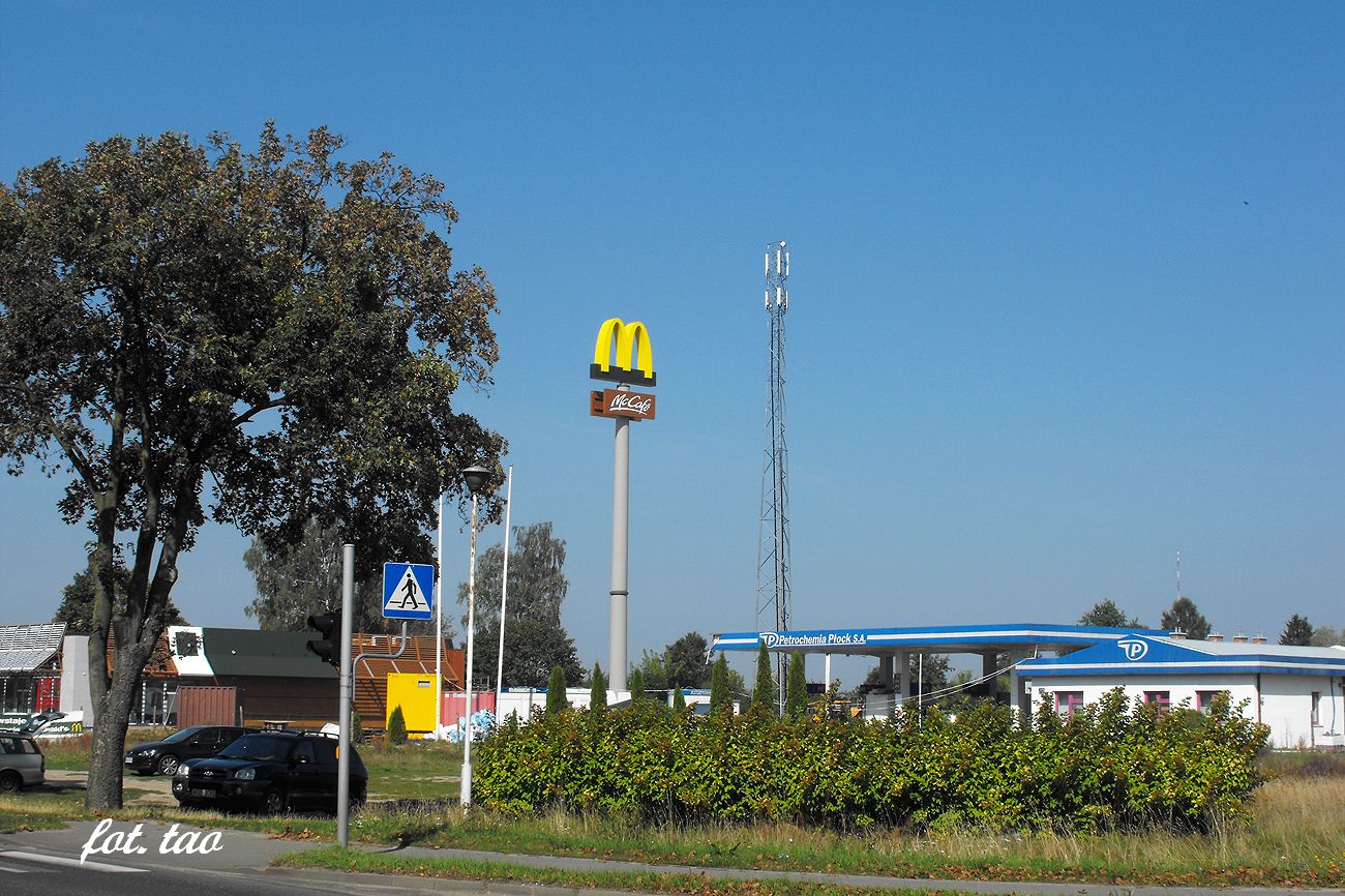 Nowy obiekt powstajcy w Sierpcu pokaza swoje oblicze. Na zdjciu budowa kompleksu McDonalda przy trasie nr 10, okolice cmentarza, 6.09.2014 r.