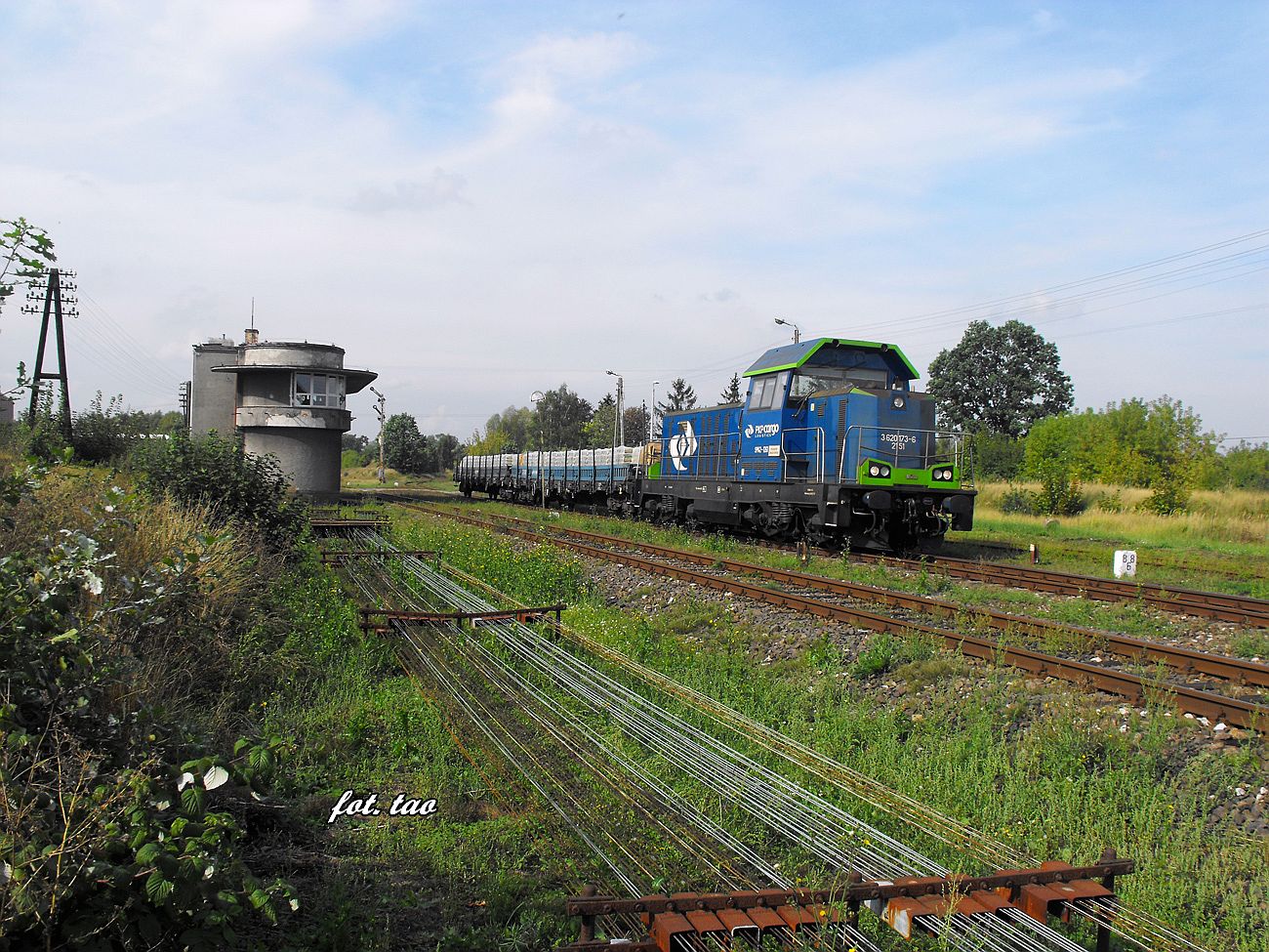 Pocig towarowy z Brodnicy mija nastawni wykonawcz zachodni. Fotografowanie pocigu na torze z tego kierunku to naprawd rzadko na naszej stacji, padziernik 2015 r.