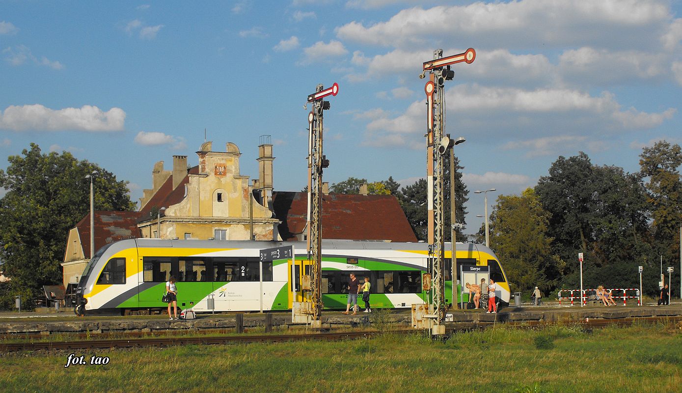 Stacja Sierpc. W pikny soneczny dzie przyjemnie jest odpocz na awce na peronie przed podr. Czy stacja Sierpc przejdzie do historii jako jedyna nieposiadajca poczekalni dla podrnych?, wrzesie 2016 r.