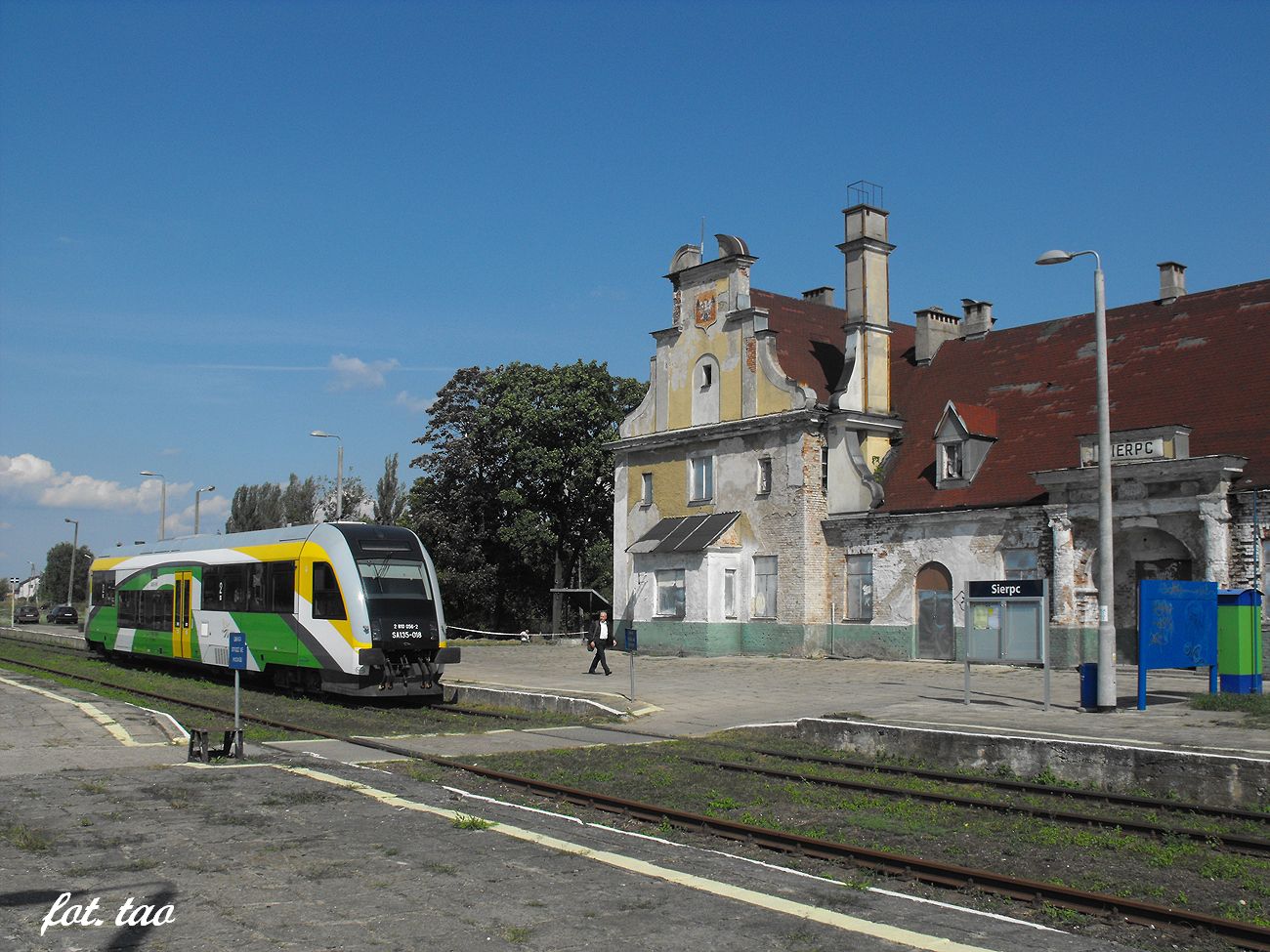 Stacja Sierpc. Na zdjciu szynobus Kolei Mazowieckich gotowy do drogi, na drugim planie budynek dworca PKP, sierpie 2014 r.
