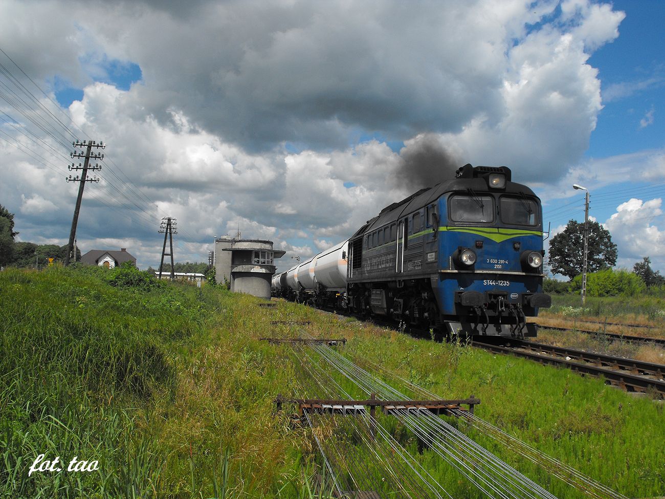 Lokomotywa ST44 ze składem towarowym wjeżdża na stację w Sierpcu, sierpień 2014 r.