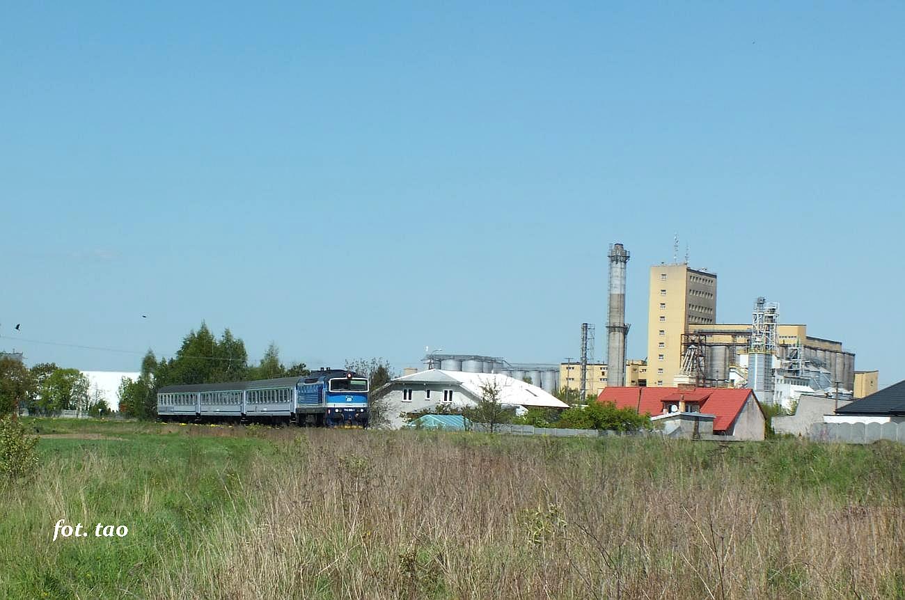 Sierpecka dzielnica przemysowa. Na torze pocig TLK Gdynia-Katowice.  Zdjcie wykonano w okolicy ulicy Sepoowskiej, maj 2023 r.