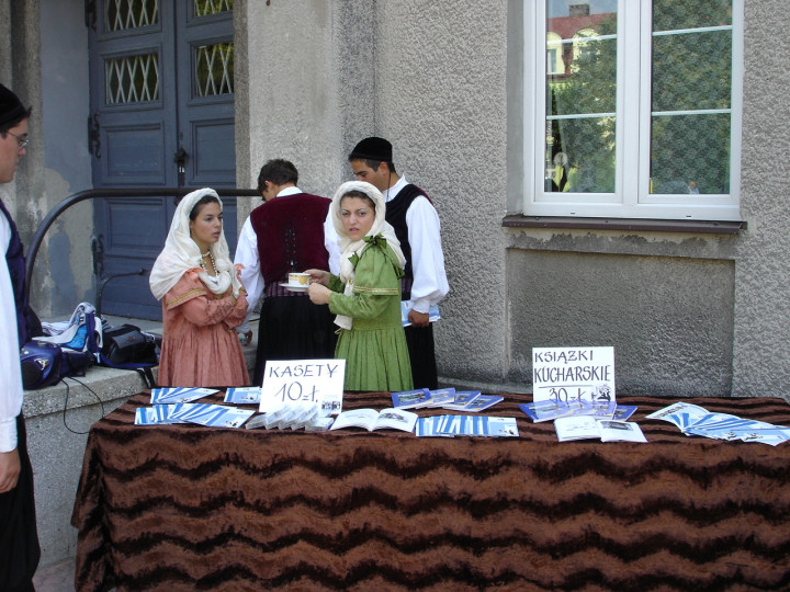 <i>Midzynarodowy  Jarmark Sztuki</i> przed Domem Kultury...