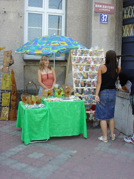 <i>Midzynarodowy  Jarmark Sztuki</i> przed Domem Kultury...