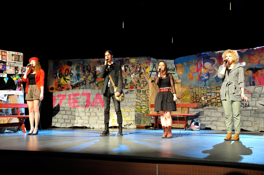 Swietana (Dominika Karolewska), Jan (Jakub Kowalski), Marysia (Magdalena Gapisak), Anka (Aleksandra Penszyska) podczas wystpu na podziemnych peronach metra.