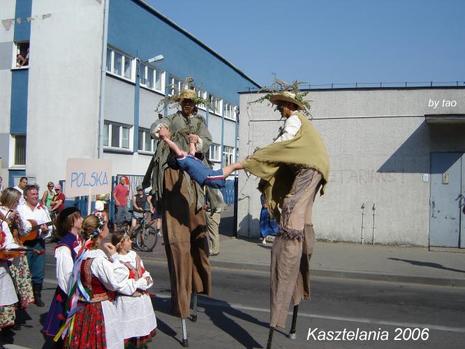 Przejcie przez miasto - <i>strachy polne</i> bujay dzieciakami...