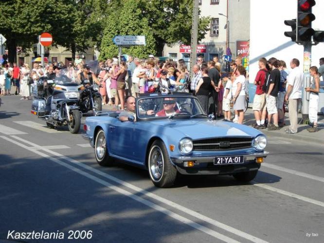 Przejcie przez miasto - pocztek kolumny motocyklistw z Klubu <i>Szlif</i>.