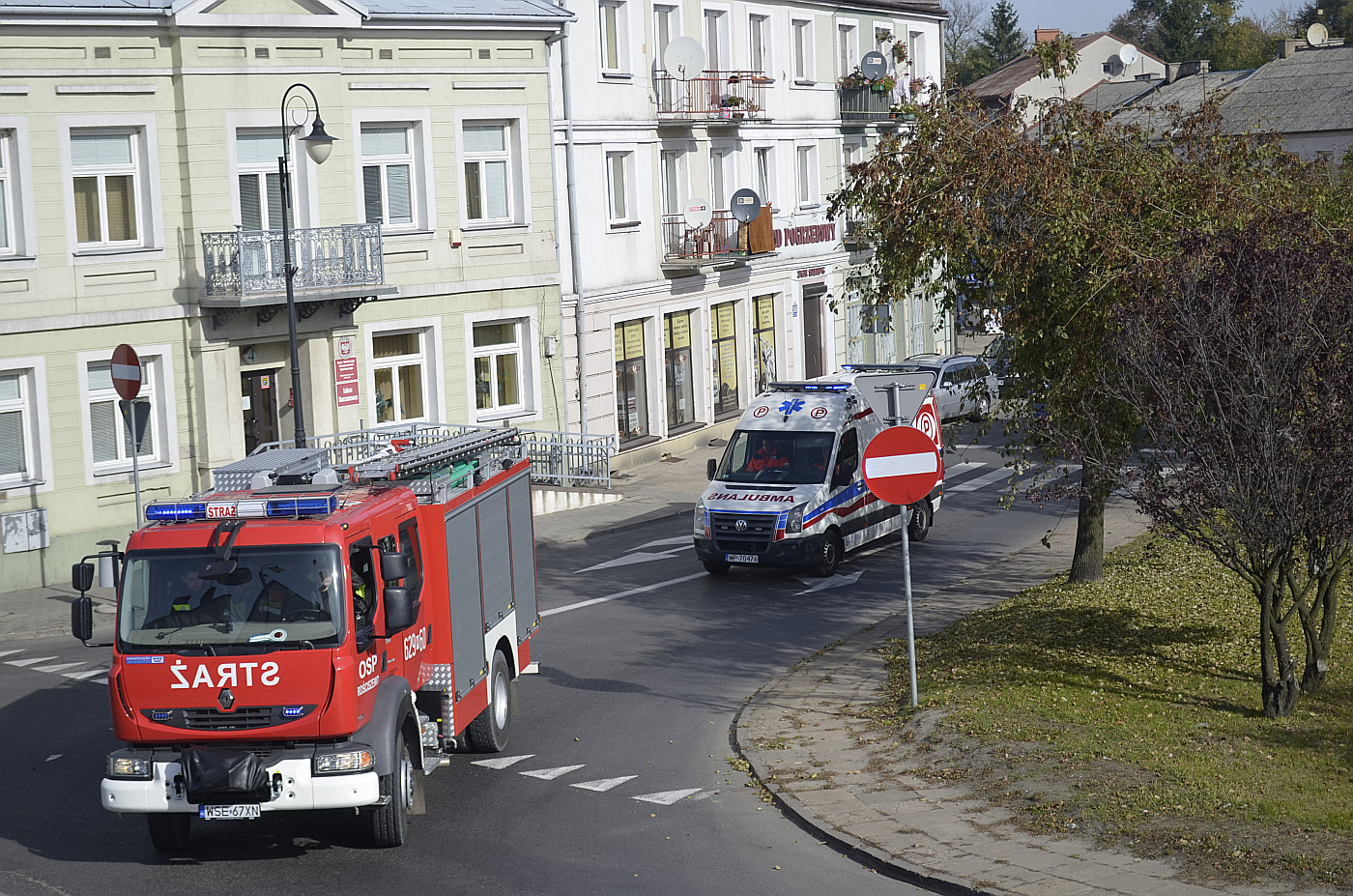 Ulicami miasta przed poudniem przejechay wozy sub ratowniczych: WOPR, straakw i pogotowia.