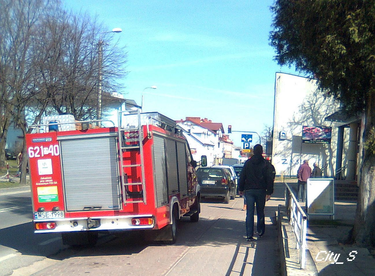 Byskawiczna akcja oddziau ratunkowego z Sierpca. Na ul. Piastowskiej z zaparkowanego na chodniku pojazdu zacz wydobywa si chmur gaz LPG. Przytomny przechodzie zawiadomi Stra, ktra natychmiast przybya i fachowo zaegnaa niebe­zpieczestwo.  Cae miasto wiedziaoby gdyby w tym czasie przeszed kto z papierosem, 2.04.2014 r., godz. 12.