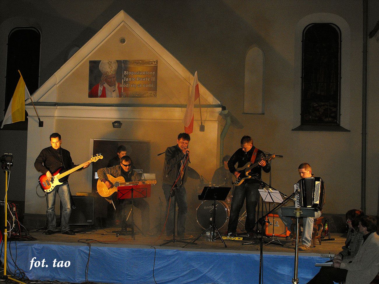 Koncert zespou ANASTAS na dziedzicu kocioa farnego w przeddzie beatyfikacji papiea Jana Pawa II, 30.04.2011 r.