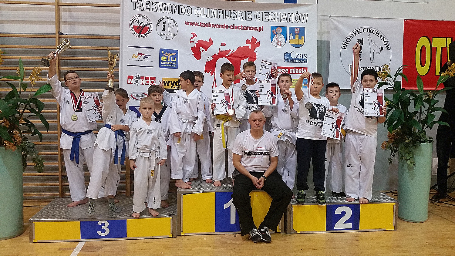 Mistrzostwa Mazowsza Modzikw i Dzieci w Taekwondo Olimpijskim, a na nich modzi sierpczanie z KS Taekyon wraz z trenerem Arturem Balcerowskim, 14.11.2015 r.