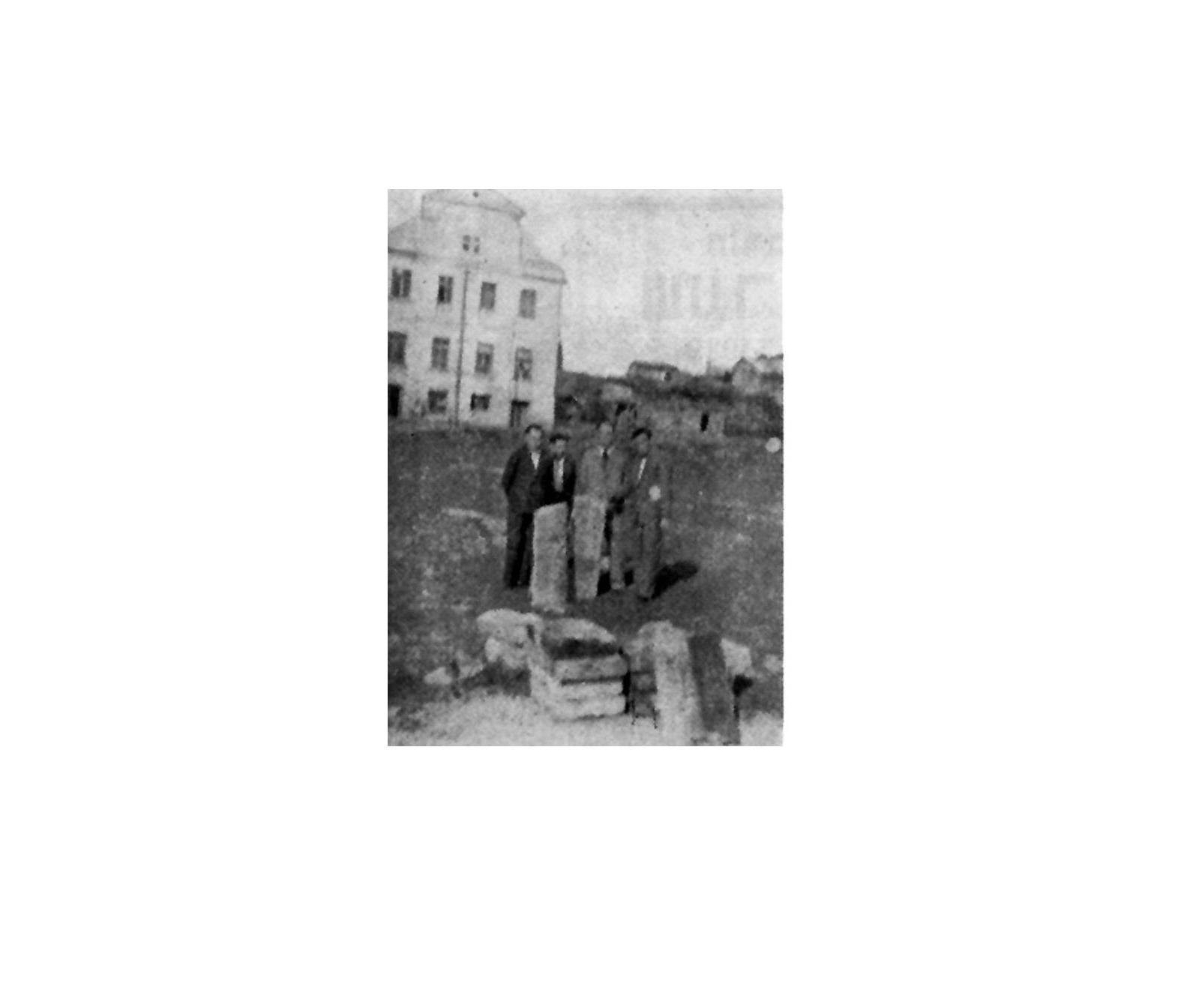 Niesamowite znalezisko! Grupa osb w miejscu po spalonej synagodze w Sierpcu. Obecnie w tym miejscu znajduje si stacja paliw. Czyby sierpeccy historycy mylili si co do jej lokalizacji? [Zdjcie pochodzi ze strony www.sztetl.org.pl.  Wedug opisu znajdowao si w Ksidze Pamici sierpeckich ydw. Podpis pod zdjciem jest bdny, gdy synagoga ydowska znajdowaa si w innym miejscu ni to wskazane na zdjciu. Zdjcie to znane jest od lat i od lat powielany jest bdny podpis po nim - dop. Administrator Sierpc OnLine]